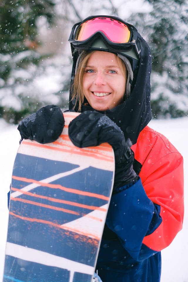 Vrouw in winterjas loopt in besneeuwd landschap